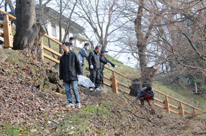 舞鶴山の遊歩道のゴミを拾う会員