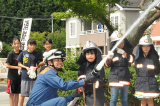 子ども消防隊の放水