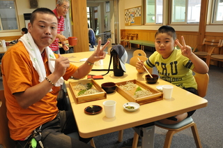 親子でそばの食べ比べ