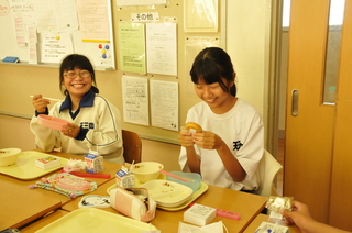 おめでとうデザートを味わう生徒たち