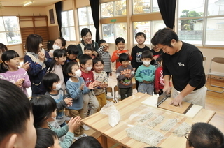 裁断の技に子どもたちが大興奮