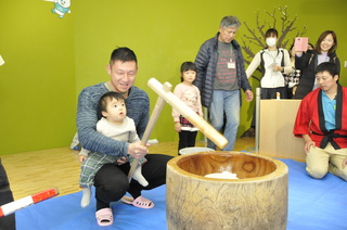 親子で餅つき