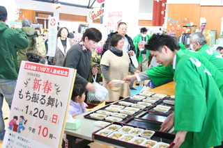 500食の納豆餅が振る舞われました