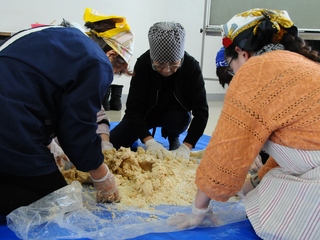 つぶした大豆と塩切りこうじを混ぜ合わせます