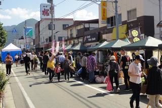 来場客でにぎわう会場