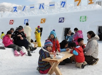 かまくら長屋の前でおいしい鍋やそばを食べていました