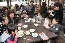 様々な鍋を食べ比べ