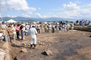 土師器の出土場所を説明