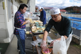 外では組合のみなさんがおそばを準備中