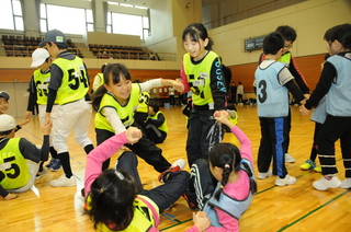 立ち上がるタイミングを合わせて