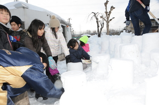 子どもたちはバケツ灯ろう作り