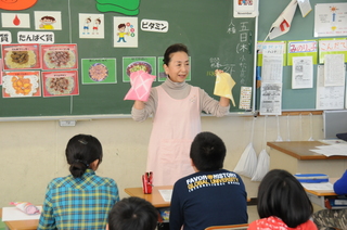 講師の大山さんが紅花の効能を説明