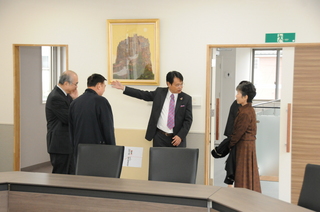 神村会長が館内を案内