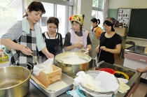 ミキサーにかけ煮た大豆を布でこします