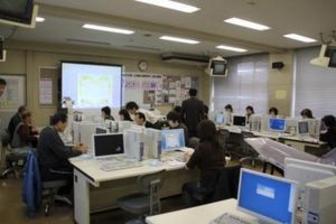 パソコン教室には20人の市民が参加