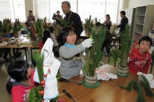 門松づくりに挑戦する子どもたち