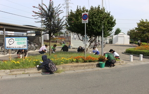 乱川駅の清掃作業